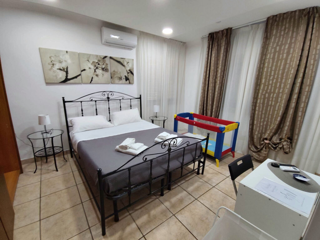 Camera Urban con letto in ferro battuto