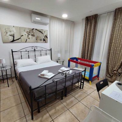 Camera Urban con letto in ferro battuto